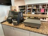 un comptoir sur lequel est posée une machine à café