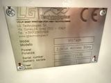 une photo d'un panneau métallique accroché à un mur