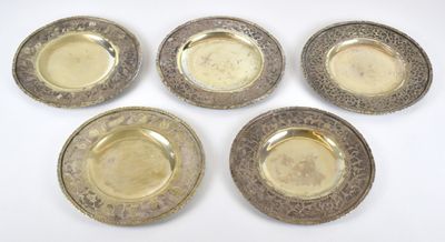 six plats anciens en métal argenté sur fond blanc