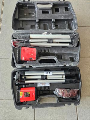 une caisse à outils avec des outils sur le sol