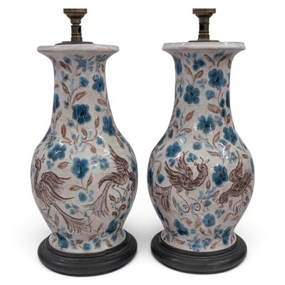 une paire de vases bleus et blancs posés sur un socle en bois