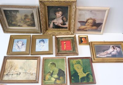 beaucoup de photos encadrées sur la table