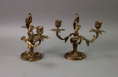 paire de candélabres anciens en laiton avec fleurs et feuilles