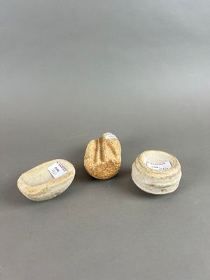 trois petits vases posés les uns à côté des autres sur une table
