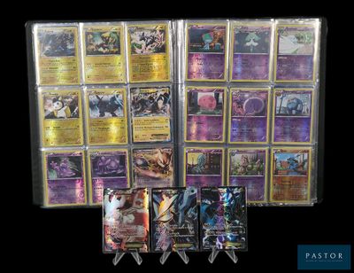 La collection de cartes Pokémon est exposée dans une vitrine.