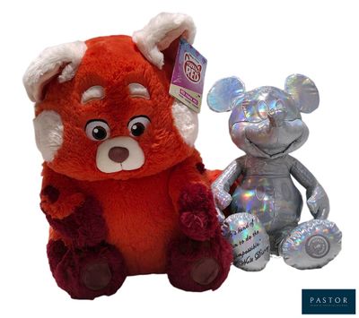 deux peluches assises l'une à côté de l'autre sur un fond blanc