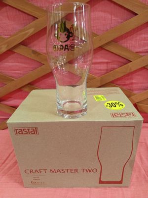 un verre posé sur une boîte