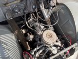 une vue aérienne d'une vieille voiture dont le moteur se trouve dans le coffre