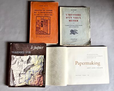 plusieurs livres sont posés sur une table à fond blanc