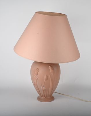 Lampe en terre cuite à décor de tulipes en relief. H. 35 cm