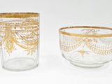 deux verres posés l'un à côté de l'autre sur une table