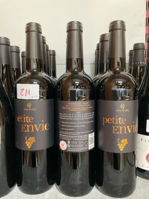 plusieurs bouteilles de vin sont alignées sur un comptoir