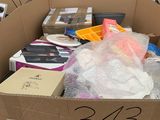 une boîte en carton remplie d'objets divers, posée par terre