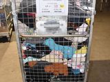 un chariot métallique contenant tout un tas de vêtements