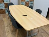 une table et des chaises dans une pièce où il y a beaucoup de tiroirs
