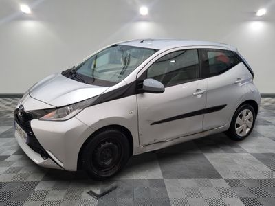 la photo d'une petite voiture blanche garée dans un garage