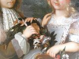 deux enfants qui tiennent des fleurs dans leurs mains