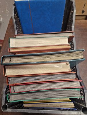 1 caisse contenant 12 albums/classeurs de timbres du monde e…