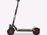 gros plan d'un scooter sur fond blanc