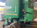 un tracteur garé dans une grange