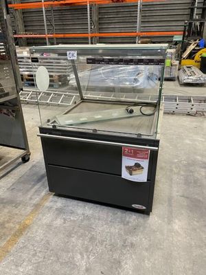 une vitrine avec un couvercle en verre dans un entrepôt