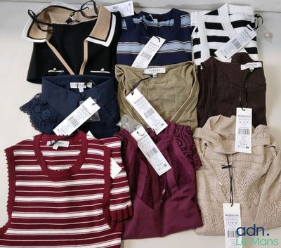 beaucoup de vêtements exposés sur une étagère