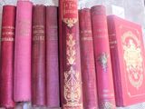 un grand nombre de livres posés sur une table