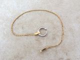 collier plaqué or composé d'une chaîne, d'un pendentif en forme de cercle et d'un fermoir en forme de diamant