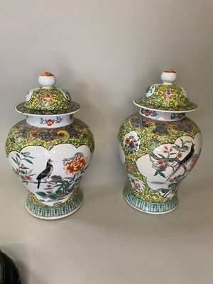 Chine, vers 1900, Paire de potiches couvertes en porcelaine …