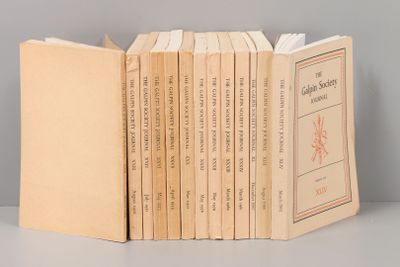 plusieurs livres sont empilés sur une table