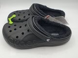 chaussons Crocs noirs avec un crochet vert sur le côté