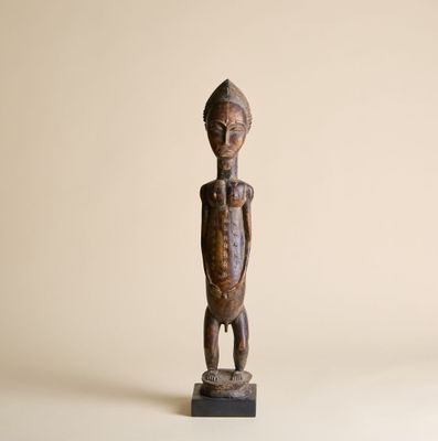 une statue en bois d'un homme avec un chapeau sur la tête