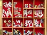 une vitrine en bois sur laquelle sont disposées de nombreuses figurines différentes
