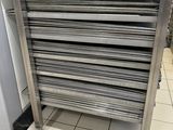 une étagère métallique sur laquelle sont posées plusieurs assiettes