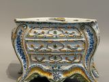 un vase bleu et blanc orné d'un motif
