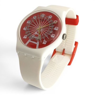 une montre rouge et blanche sur laquelle figure une grande roue