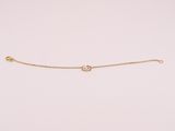 un bracelet en or orné d'un petit œil maléfique