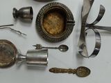 beaucoup d'objets en argent qui se trouvent sur la table