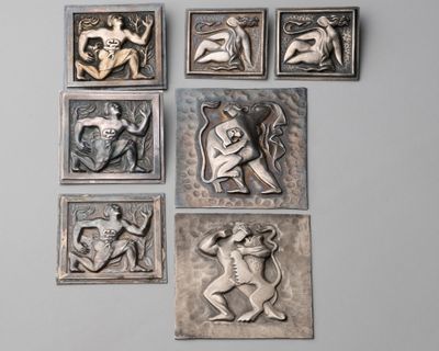 un mur orné de nombreuses sculptures différentes