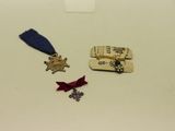 une petite médaille et une autre petite médaille posées sur une table