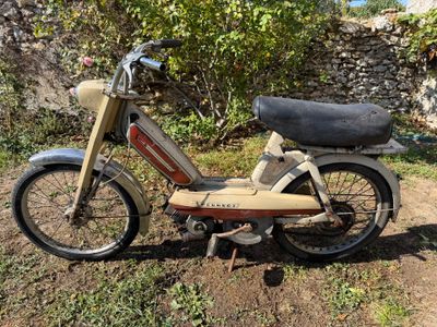 un cyclomoteur garé sur le bord de la route