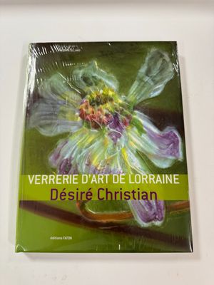 la couverture d'un livre sur laquelle figure l'image d'une fleur