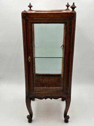 Petite vitrine quatre faces. H 64 L 24 cm. Petit manque sur le de...