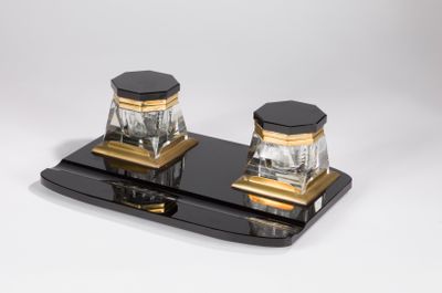 paire de salières et poivrières en verre noir et or sur un plateau