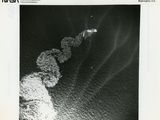 une image représentant une photo en noir et blanc d'un avion survolant l'océan