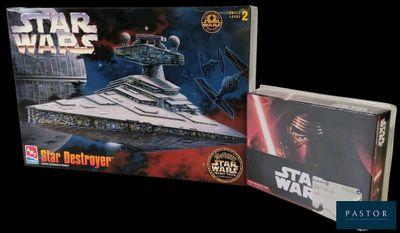 « Star Wars : Le Réveil de la Force » avec une boîte et une maquette d'un Star Destroyer