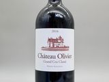 une bouteille de vin rouge posée sur une table blanche