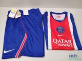 un gros plan sur une paire de maillots de football bleus et rouges