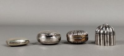 trois objets en argent posés les uns à côté des autres sur une table