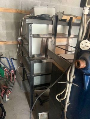 une photo d'une pièce remplie de machines